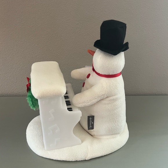 NWT! 2023 Sing-Along Showman 20th Anniversary Plush Singing Snowman - Picture 3 of 5